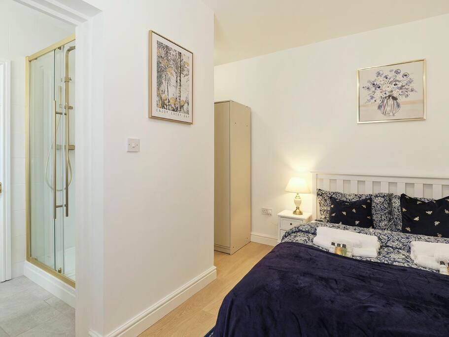 Rofennie Suite -Luxury Ensuite Room! Maidstone Dış mekan fotoğraf