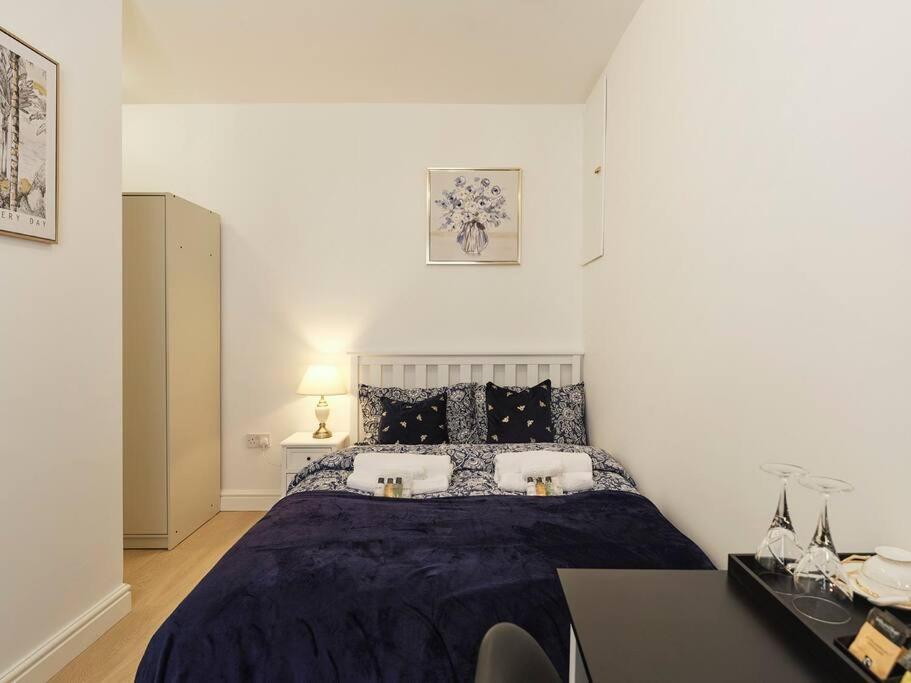 Rofennie Suite -Luxury Ensuite Room! Maidstone Dış mekan fotoğraf